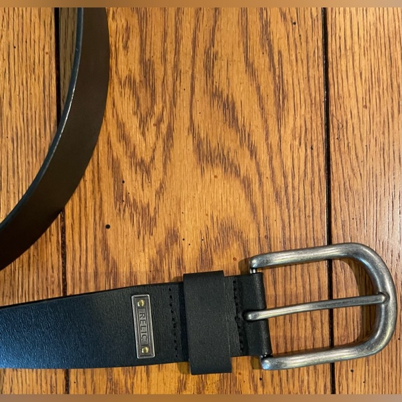 EUC Relic Black Leather belt, size 40, silver colored hardware - Picture 2 of 5
